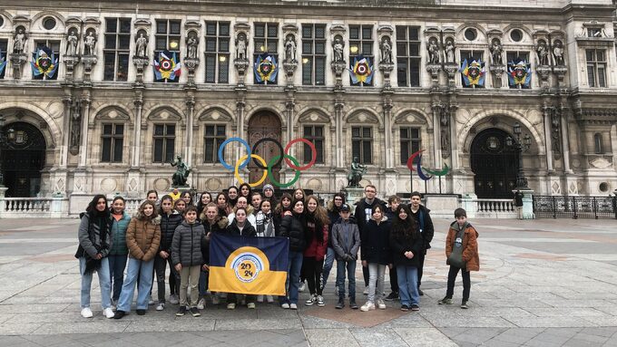 Génération 2024 devant l'Hôtel de ville de Paris